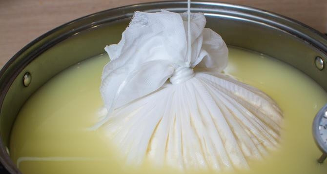 1. Этап. Сыр Маасдам: Сырное зерно аккуратно перенесите в чистую ткань, не вынимая его из сыворотки. Подвяжите ткань и подвесьте свёрток на 40 минут, оставив её в жидкости. Поддерживайте 42 градуса теплоты.