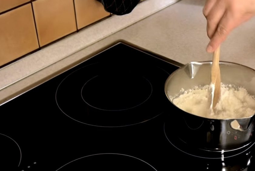 1. Этап. Профитроли закусочные: 1. В кастрюле смешайте воду, растительное масло и соль. Поставьте на огонь и доведите до кипения. Убавьте огонь до минимума, всыпьте просеянную пшеничную муку и быстро размешайте, пока тесто не соберется в ком.