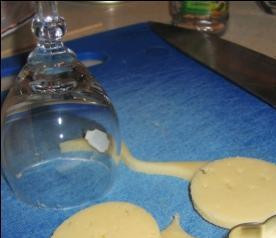 1. Этап. Канапе с ананасом и сыром: 3. Теперь из сыра вырезаем кружочки, чтобы они были такого же размера, как и кольца ананасов.