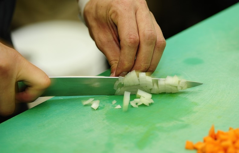 1. Этап. Суп из лисичек с фасолью: Пока обжариваются грибы, мелко нарезаем лук (делаем это очень быстро).