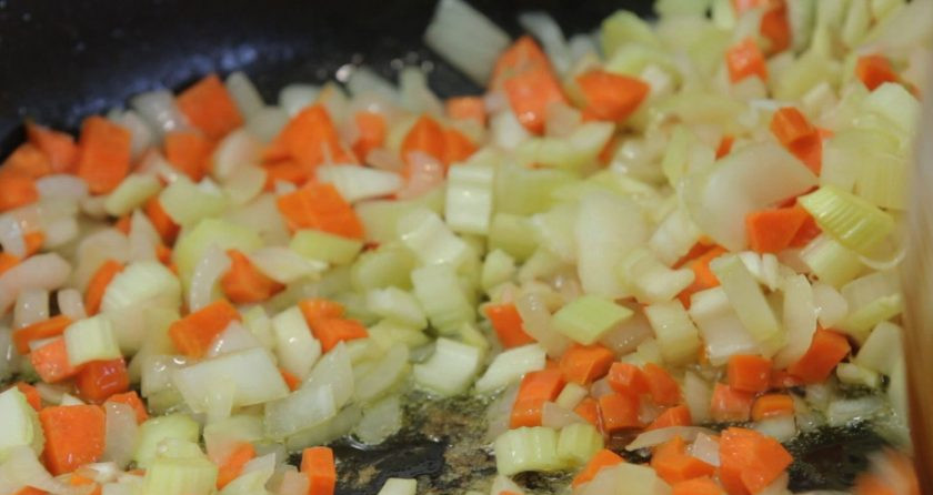 1. Этап. Курица Каччиаторе: 2. Тем временем мелко нашинкуйте лук, сельдерей и морковь. Затем удалите из сковороды бёдра и выложите овощи. Обжарьте их до мягкости, периодически помешивая.