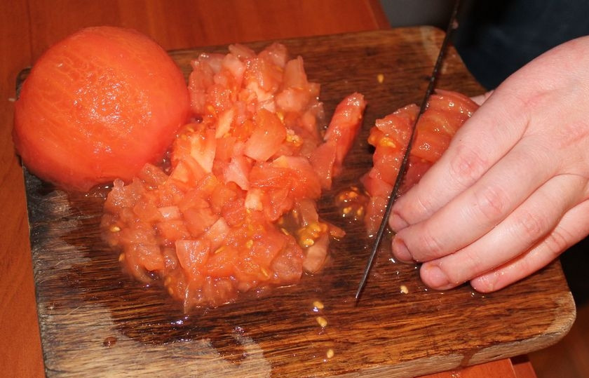 1. Этап. Мексиканский суп с фаршем: Тем временем ошпариваем помидоры кипятком, снимаем с них кожицу и нарезаем такими же кубиками.