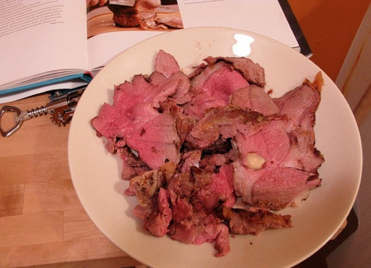 1. Этап. Баранья нога, запеченная в духовке: Когда баранина будет готова, вы без больших проблем отделите мясо от кости. Все, можно подавать к столу.