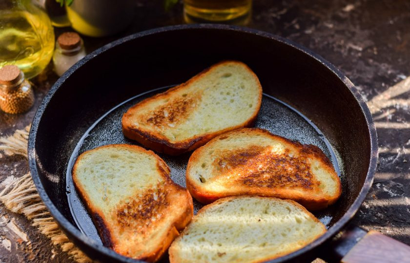 1. Этап. Гренки по-английски: Хорошо прогрейте сковороду, слегка смажьте сливочным маслом. Переложите ломтики батона в сковороду, поджарьте с обеих сторон до румяности.