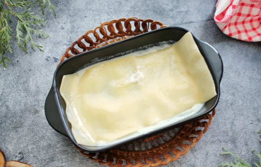 1. Этап. Мясная лазанья с грибами и соусом Бешамель: В форму для запекания налейте немного соуса и выложите первый лист лазаньи.