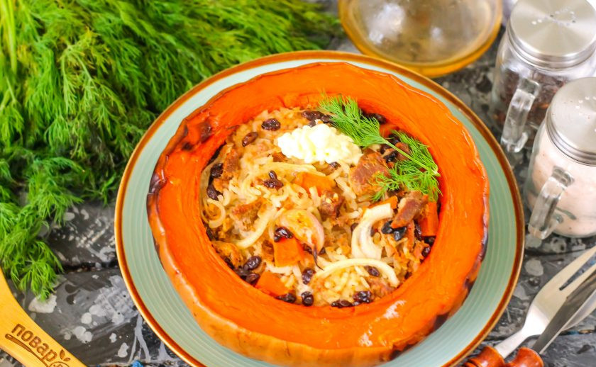 1. Этап. Плов в тыкве в духовке: Подавайте плов прямо в тыкве, дополнив его сметаной, майонезом или другими соусами.