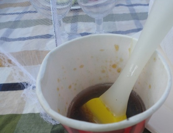 1. Этап. Настоящий шашлык из баранины: Перед приготовлением мяса, подготовьте винную заправку. Для этого смешайте вино, соевый соус и оливковое масло и хорошо взбейте кисточкой.