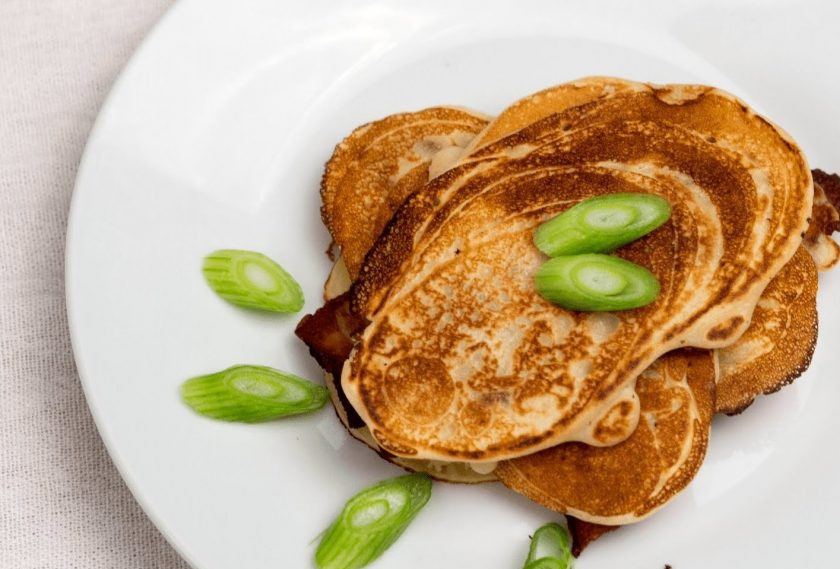 1. Этап. Панкейки с беконом: 5. Обжарьте панкейки с обеих сторон до золотистой корочки. Приятного аппетита!