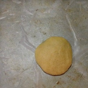 1. Этап. Печенье воздушное: Разделите тесто на 12 кусочков и влажными руками сформируйте шарики.