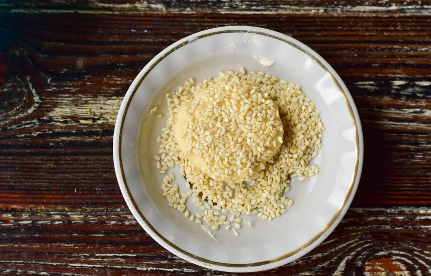 1. Этап. Печенье Королевское: Сформируйте кружочки из теста. Каждый придавите и обмакните с одной стороны в кунжут.