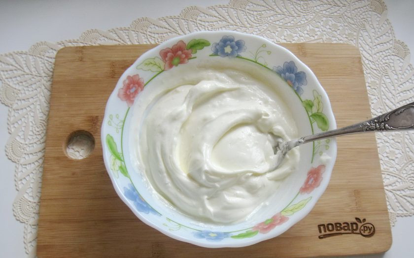 1. Этап. Сметанный торт с медовыми коржами: Перемешайте. Крем готов.