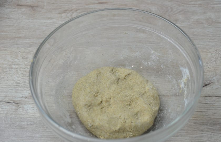 1. Этап. Ржаной заварной хлеб на закваске: Соберите закваску в шар, накройте пленкой, поставьте в теплое место для брожения на 10-12 часов.