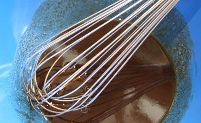 1. Этап. Салат с фасолью и тунцом: Смешайте горчицу, оливковое масло, уксус и измельченный чеснок. Перемешайте. Этим мы будем заправлять салат.