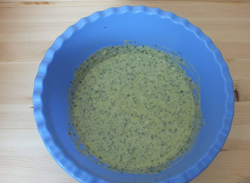 1. Этап. Оладьи со шпинатом: Размешайте и оставьте на 10 минут при комнатной температуре.