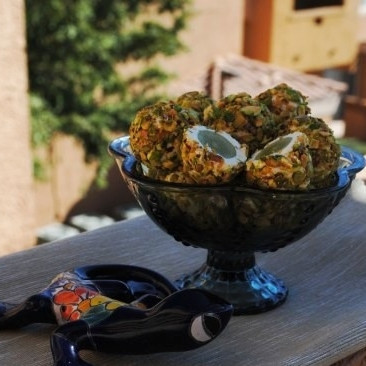 1. Этап. Сырные шарики с фисташками и виноградом: Шарики можно подавать. Приятного!