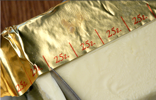 1. Этап. Омлет на скорую руку: 1. Ставим сковороду на маленький огонь и бросаем кусочек масла.