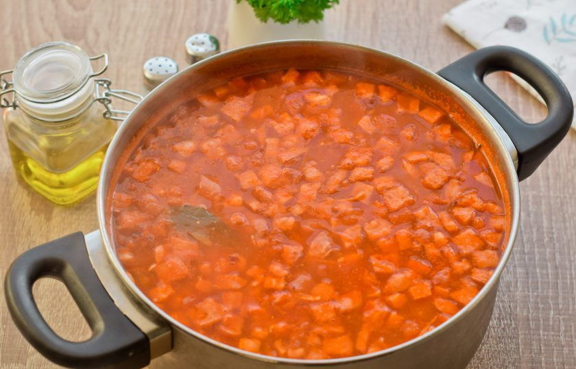 1. Этап. Рассольник с копченой колбасой и перловкой: Переложите зажарку со сковороды в кастрюлю, сюда же добавьте готовую перловку и доведите до кипения. Снимите пробу и при необходимости добавьте соль, перец. Варите рассольник еще 5 минут, после чего снимите кастрюлю с огня и дайте настояться 15 минут.