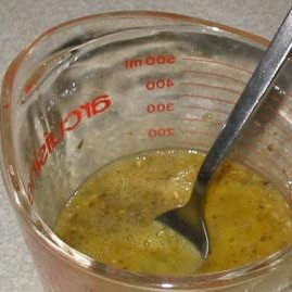 1. Этап. Омлет на завтрак: Положите яйца, зелень, соль и перец в миску и перемешайте вилкой. Смешивайте не более 30 секунд для того, чтобы получить нужную консистенцию.