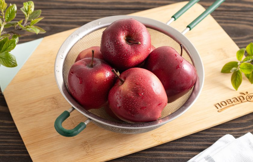 1. Этап. Как заморозить яблоки на зиму: Все яблоки хорошенько помойте, откиньте на дуршлаг и обсушите.