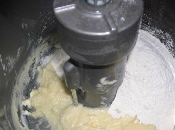 1. Этап. Курабье по ГОСТу: Нам понадобится сливочное масло. Оставляем его при комнатной температуре, чтобы размягчилось. Взбиваем сливочное масло с сахаром и яйцом. Добавляем ванилин и муку, просеянную через сито. Замешиваем мягкое тесто.