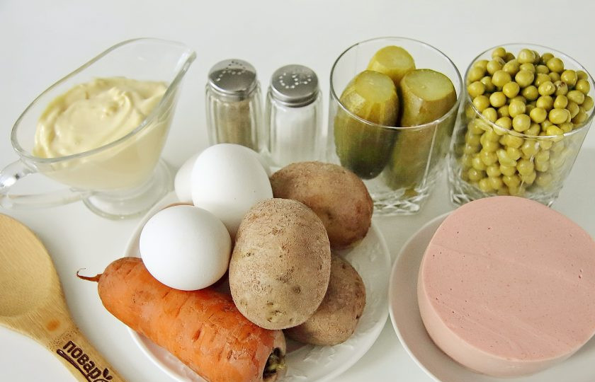 1. Этап. Салат Оливье на год Крысы: Подготовьте все ингредиенты. Овощи и яйца заранее отварите и дайте остыть.