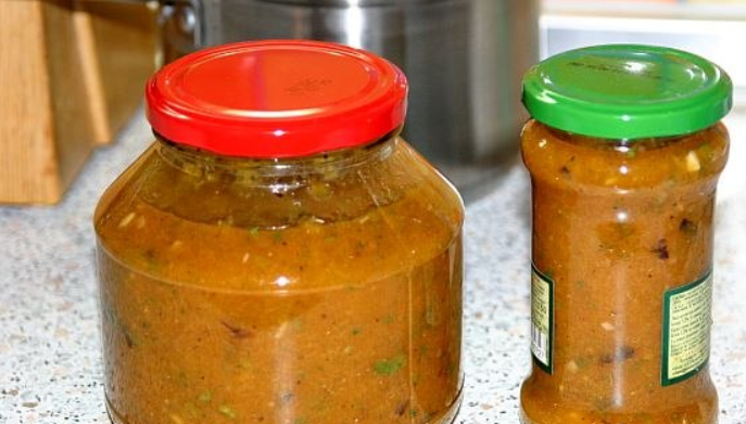 1. Этап. Соус ткемали из абрикосов: Перемешиваем зелень, чеснок и перец с пюре. Добавляем по вкусу сахар, соль и перец молотый. Раскладываем соус по банкам, даем ему остыть, после чего храним в холодильнике. Приятного аппетита!