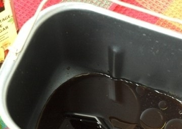 1. Этап. Бородинский хлеб в хлебопечке Панасоник: 2. В емкости хлебопечки начннайте формировать будущий хлеб. Налейте солод, добавьте мед и винный уксус. Влейте подсолнечное масло.