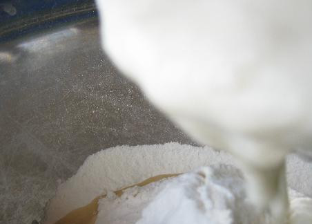 1. Этап. Пирожки на соде: Доливаем кефир, сметану, масло.