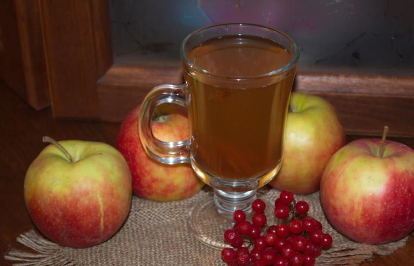 1. Этап. Компот из калины и яблок: В самом конце в компот добавляем сахар по вкусу. У меня ушло 6 ст. ложек на такой обьем жидкости. Даем закипеть — и выключаем. Готовый компот из калины и яблок разливаем по чашкам и подаем к столу.