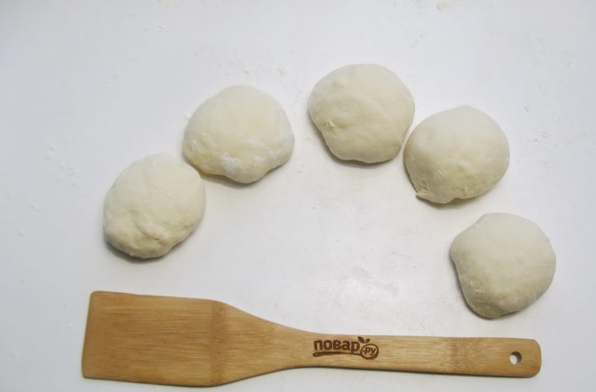 1. Этап. Итальянский хлеб с сыром: Разделите тесто на пять равных частей.