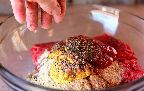 1. Этап. Английские фрикадельки: К фаршу добавить горчицу, панировочные сухари, кетчуп.