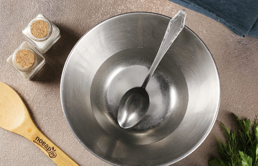 1. Этап. Манты без мантоварки: Соедините тёплую воду и 1 ч.л. соли.