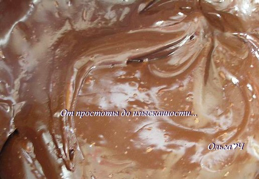 1. Этап. Торт Шоколадный трюфель без выпечки: Мусс. Растопите шоколад на водяной бане, добавьте сироп и ром, перемешайте.