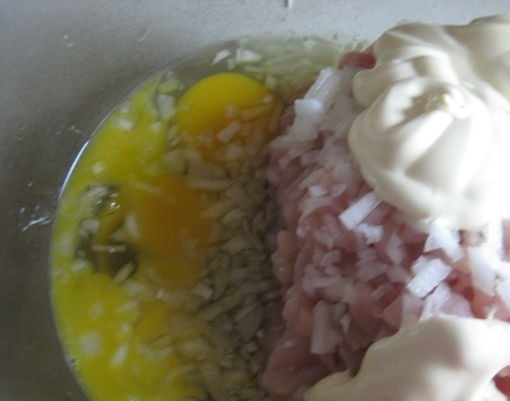 1. Этап. Сочные куриные котлеты из грудки: 5. Выложите в фарш подготовленный лук, майонез, муку и соль. Поперчите.