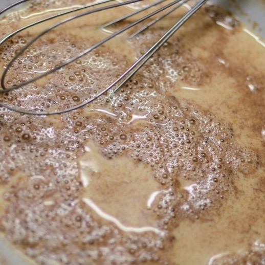 1. Этап. Французские тосты: 2. Взбейте яйца с молоком и корицей венчиком.