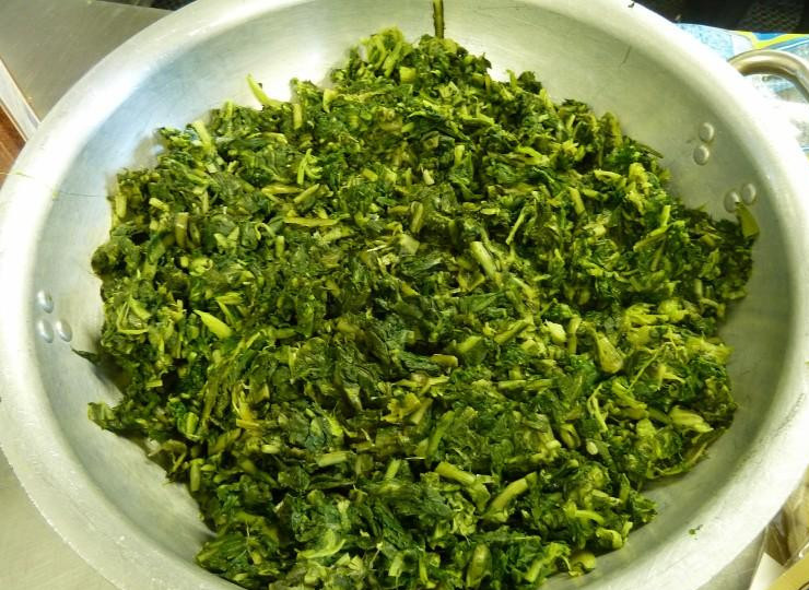 1. Этап. Тако с пекинской капустой: Зелень помыть, отряхнуть от сырой воды (или дать просохнуть на полотенце) и порубить не особо мелко. Используйте зелень, вкус которой любите больше всего - петрушку, кинзу, укроп, базилик и т.п.