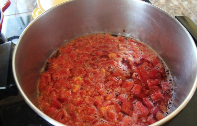 1. Этап. Индийский томатный суп: 2. Дальше все очень просто - добавим в кастрюльку давленный чеснок и все указанные специи, на маленьком огне под крышкой доводим суп до кипения. После этого измельчим все содержимое кастрюли в пюре при помощи блендера, возвращаем на плиту и доводим до кипения, после чего увариваем до той густоты, которая вам нравится.