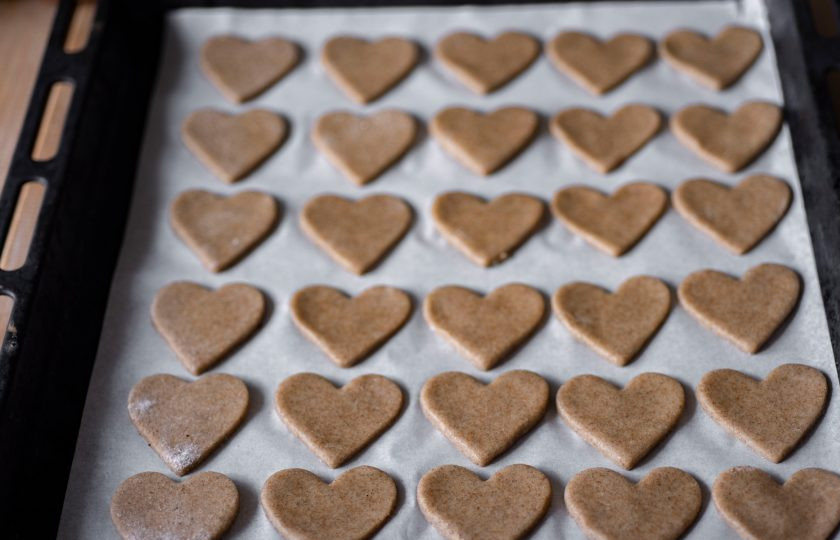 1. Этап. Ржаное печенье: Все заготовки печенья выложите на противень, застеленный пергаментом для выпекания. Заполненный противень отправьте в уже разогретую до 180 градусов духовку и выпекайте печенье примерно 10-12 минут.