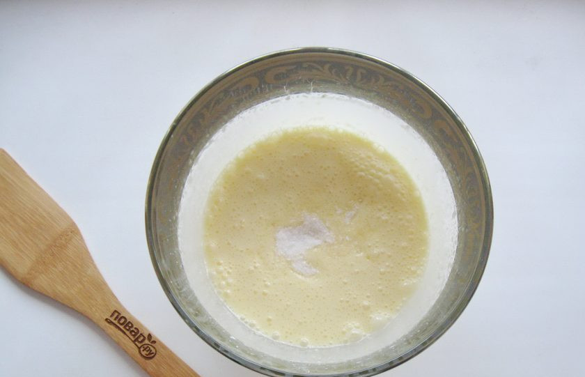 1. Этап. Кулич с меренгой: Снова хорошо все взбейте миксером. Всыпьте соль и ванильный сахар.