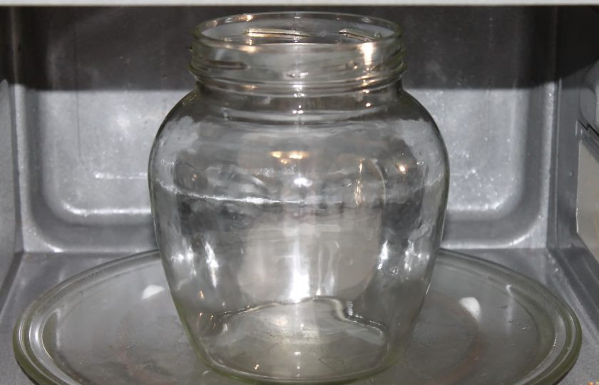 1. Этап. Компот из яблок и терна на зиму: Банку объемом 1,5 литра и крышку тщательно вымойте с пищевой содой в горячей воде и хорошо сполосните. Налейте в банку два сантиметра воды, поставьте в микроволновую печь и простерилизуйте в течение 4 минут при полной мощности. Кипятите крышки 10 минут на среднем огне.