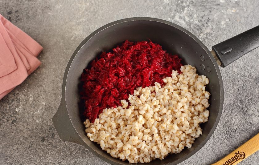 1. Этап. Перловая каша со свеклой: Затем, в чесночное масло выложите отваренную крупу и тертую свеклу.