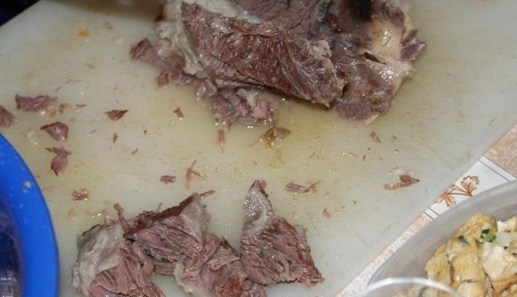 1. Этап. Суп Кукси: 6. Готовый бульон несколько раз процедите. Остывшее мясо нарежьте кусочками.