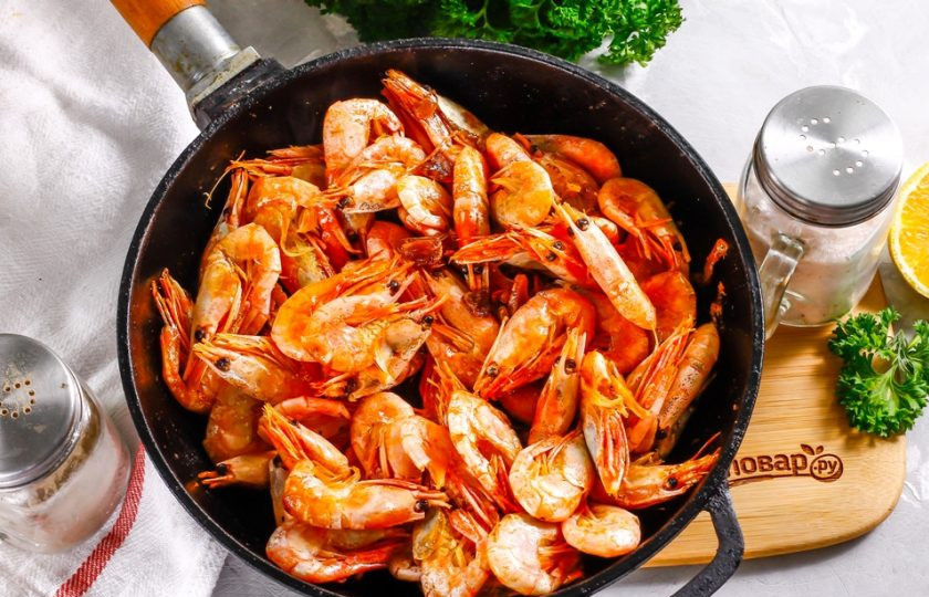 1. Этап. Креветки с чесноком: Обжаривайте креветки примерно 10-12 минут, время от времени их перемешивая для равномерного приготовления. Во время жарки креветки выпустят воду, тушите их пока вода не испарится и они как следует не подрумянятся. В этот момент можно добавить и другие специи.