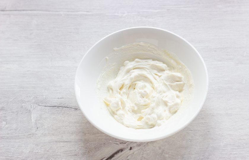 1. Этап. Летние паштеты: Творожный сыр смешайте со сметаной и горчицей. Добавьте соль и перец по вкусу.