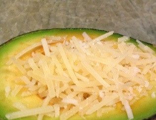 1. Этап. Авокадо с сыром: 5. Заполнить авокадо сыром, делая небольшую горку и выложить в форму для запекания. При желании можно сделать дополнительную начинку, так как сыр в процессе будет таять и горка немного опадет. Отправить форму в разогретую духовку буквально на 10 минут. Вот и все, авокадо с сыром в домашних условиях можно подавать к столу.