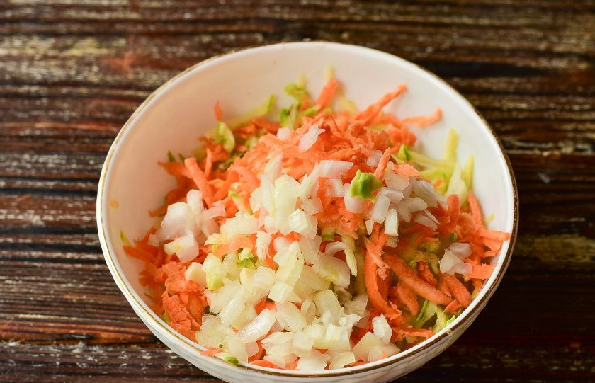 1. Этап. Оладьи из кабачков для диабетиков: Натрите на терке кабачок, морковь и нарежьте репчатый лук.