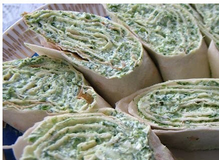 1. Этап. Лаваш с творогом: 5. Аккуратно сверните лаваш в рулет, постепенно добавляя в него начинку. У вас должен получиться вот такой плотно скрученный рулет. Не накладывайте много начинки, чтобы она после разрезания не вылезла за края. Рулеты можно сделать разного диаметра. После разрезания отправьте все в холодильник до полного застывания. У меня они лежали около часа, после чего я аккуратно нарезала лаваш на части. Не забудьте завернуть лаваш в пищевую пленку.