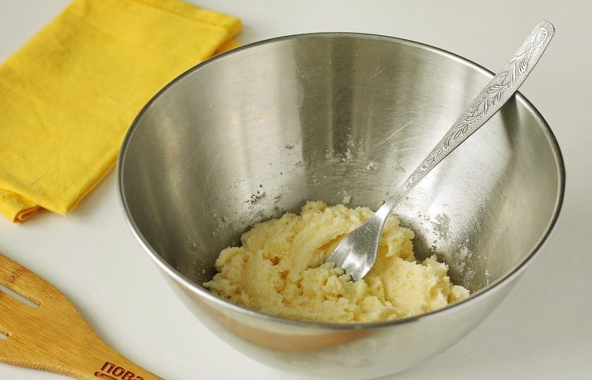 1. Этап. Лимонное печенье на кефире: Соедините мягкое сливочное масло и сахар. Перетрите все вилкой до однородности.