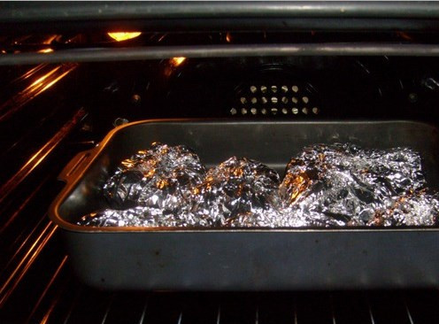 1. Этап. Пангасиус в фольге с овощами: Фольгу заворачиваем и отправляем форму на 15-20 минут в разогретую уже до 180 градусов духовку.