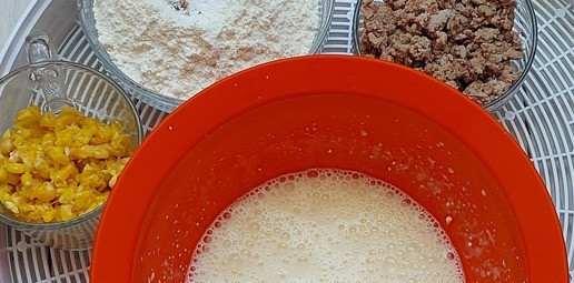 1. Этап. Закусочные маффины с фаршем и кукурузой: Далее добавить йогурт и творог. Взбить. Вмешать муку.